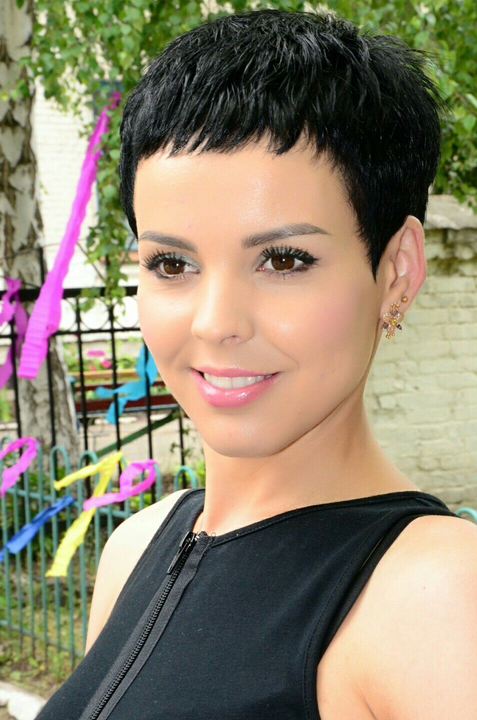 Coupes de cheveux ultra-short pour un visage rond