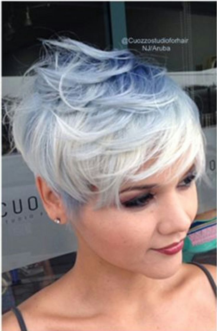Bleu cendré pour les cheveux courts