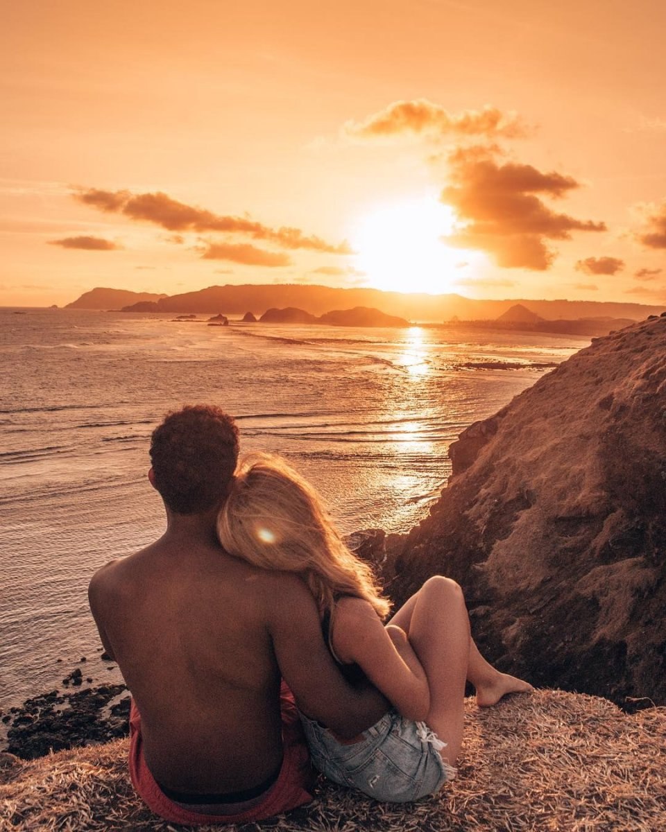 Amoureux au coucher du soleil