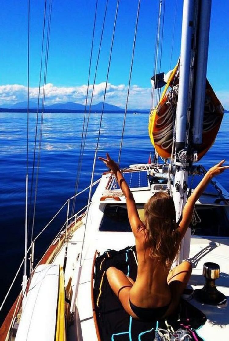 Filles nues sous l'eau