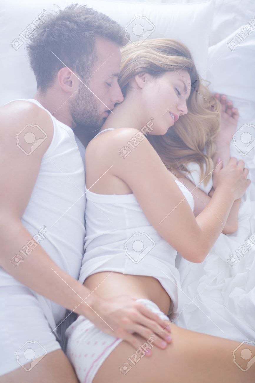 Un couple amoureux au lit