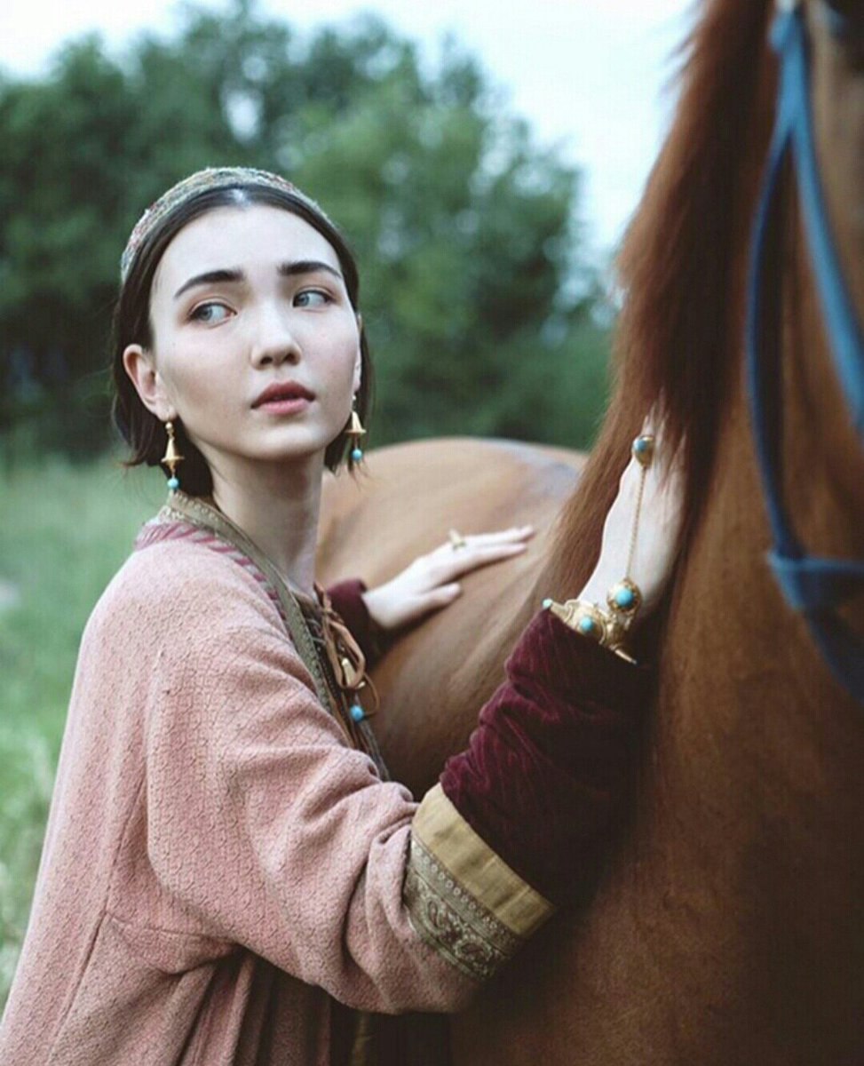 Une femme kazakhe forcée de lécher