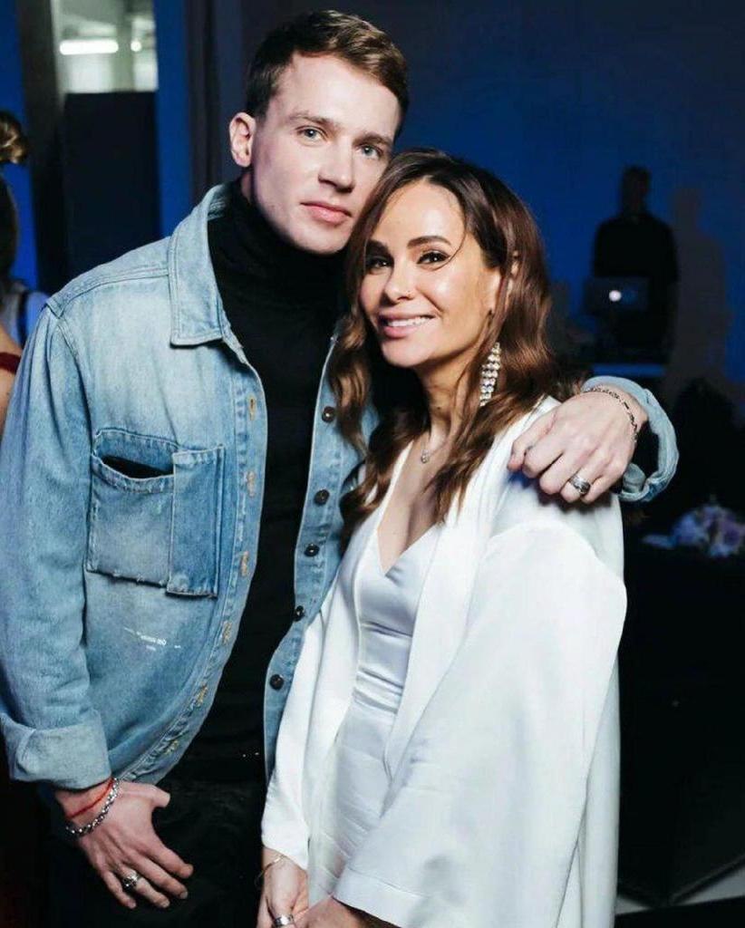 Femme de lunettes russes aux gros seins