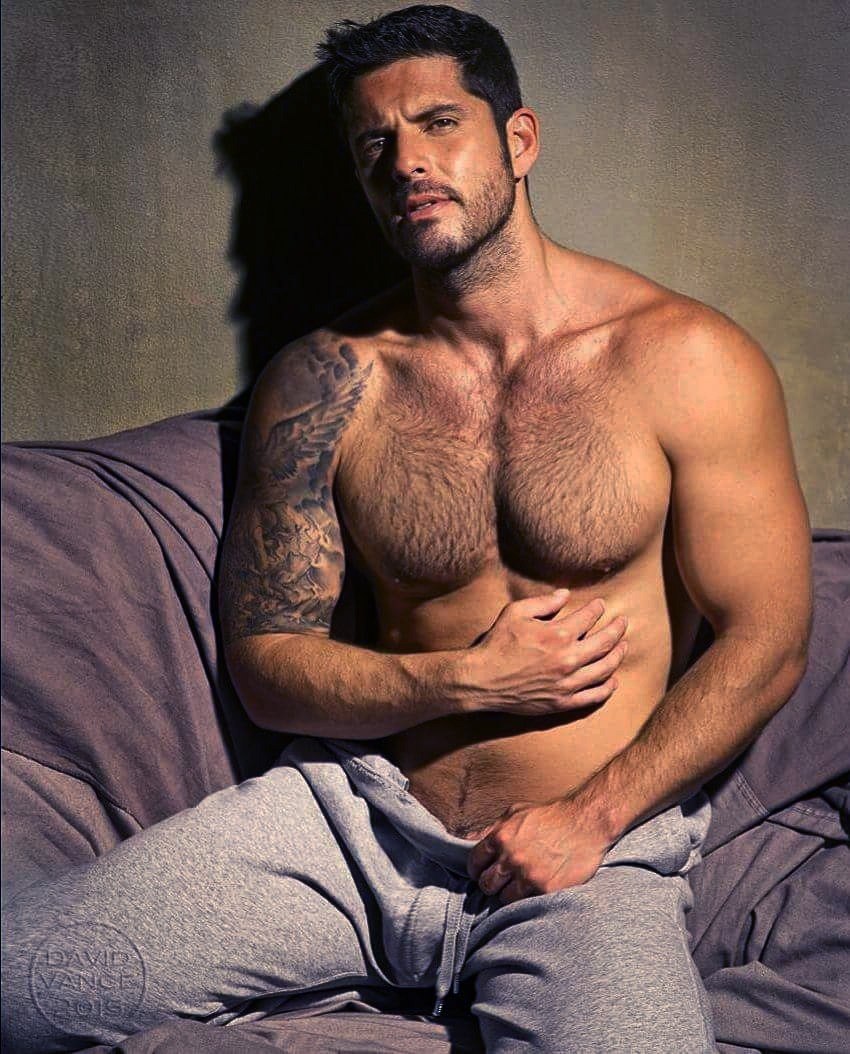 Garçons avec un torse nu sans visage