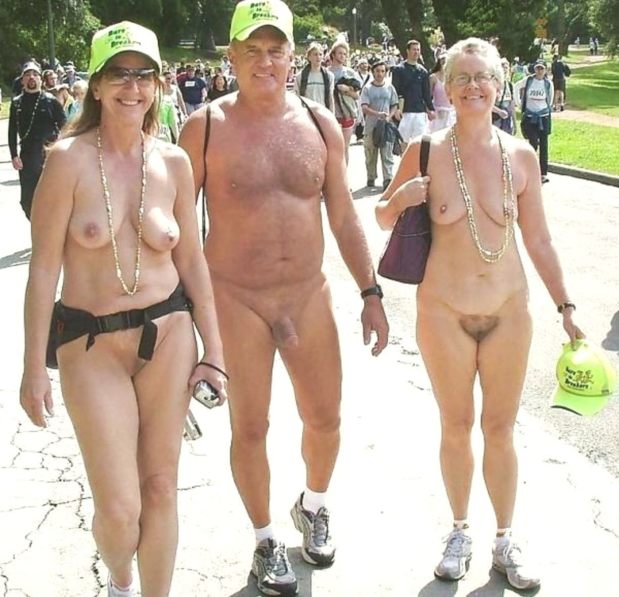 Femmes nues dans la rue