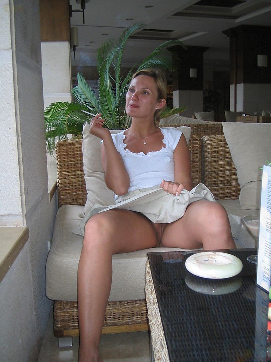 Filles en bas sans culotte