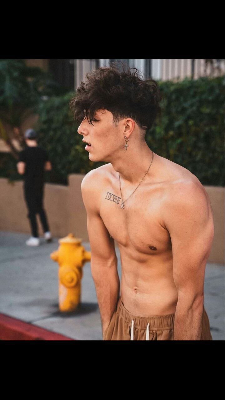 Bite d'un gars avec des abdos