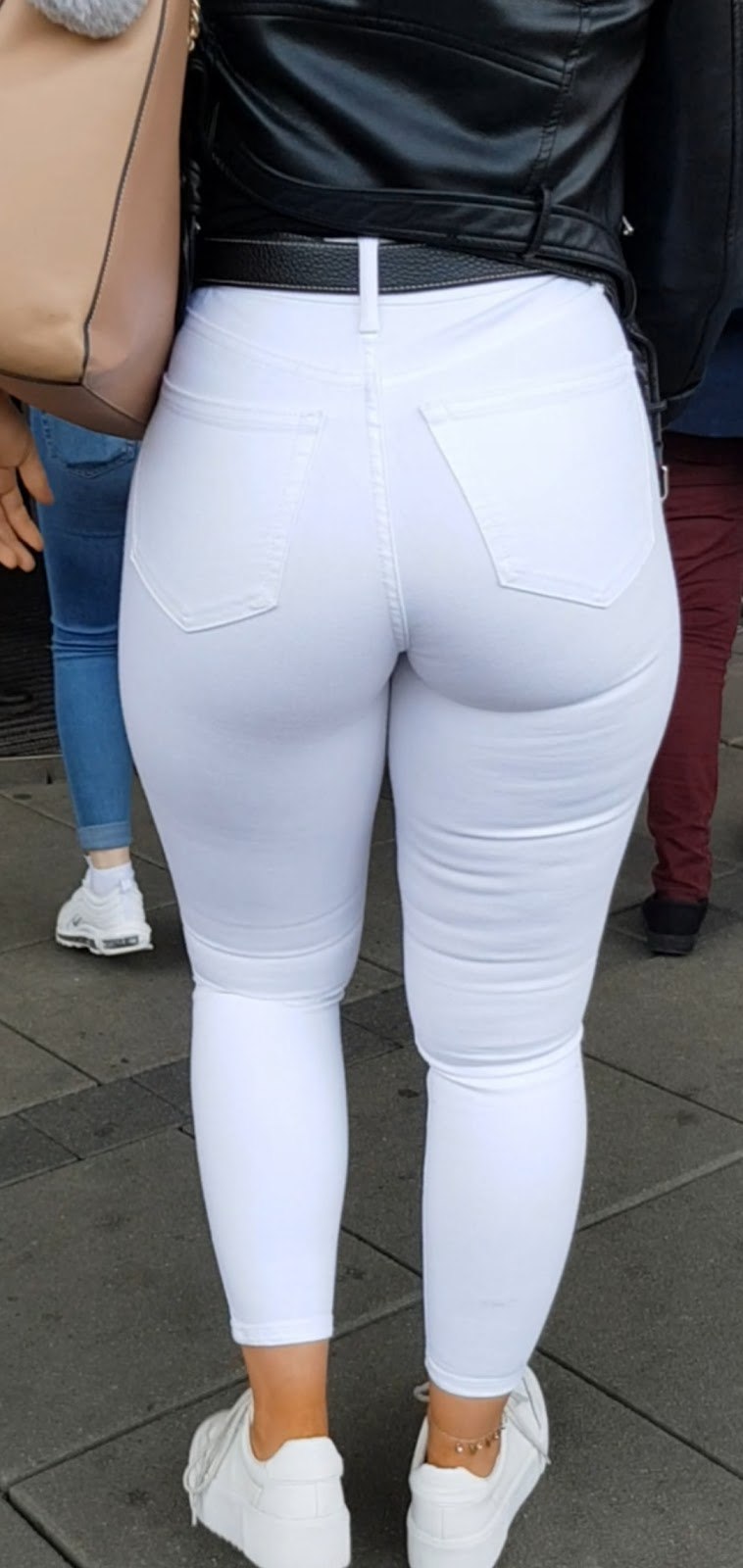 Ciera Rogers en jeans