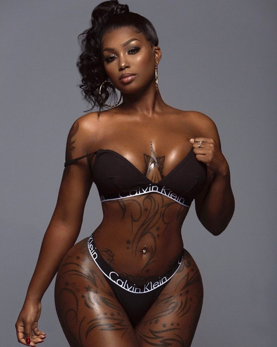 Modèles de filles sans vêtements