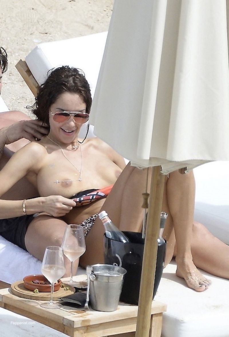 Fille causet bronzant nu sur le balcon