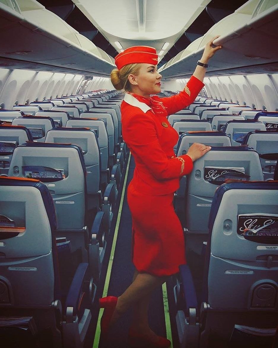 Hôtesse de l'air sur un avion selfie