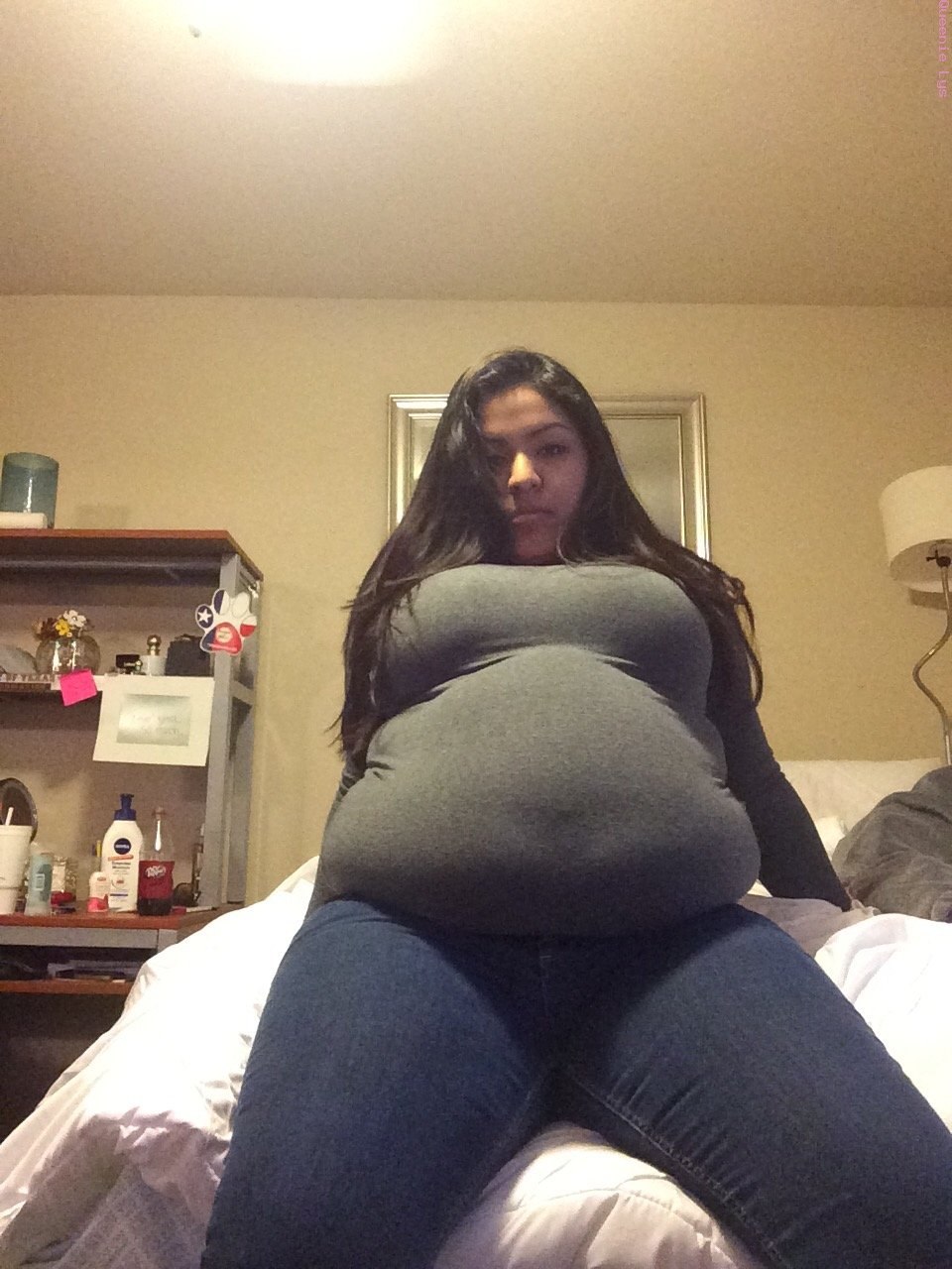 Le tigre étreint une personne