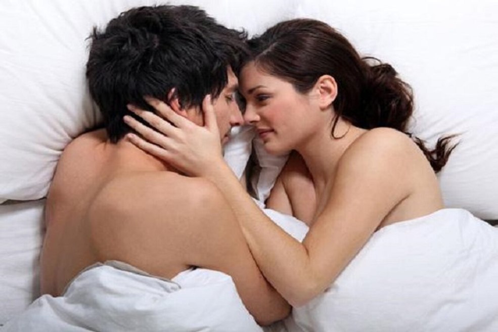 Homme et femme au lit