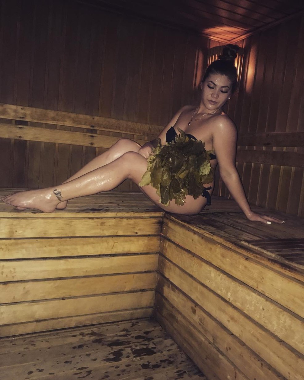 Belles femmes dans le bain de bain