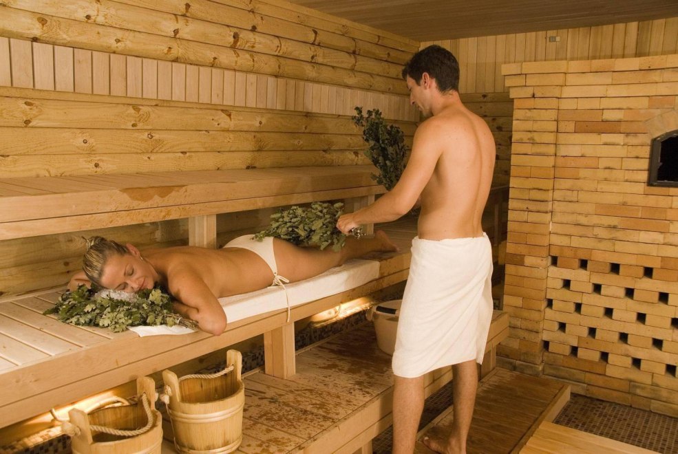 Massage avec un balai dans un hammam