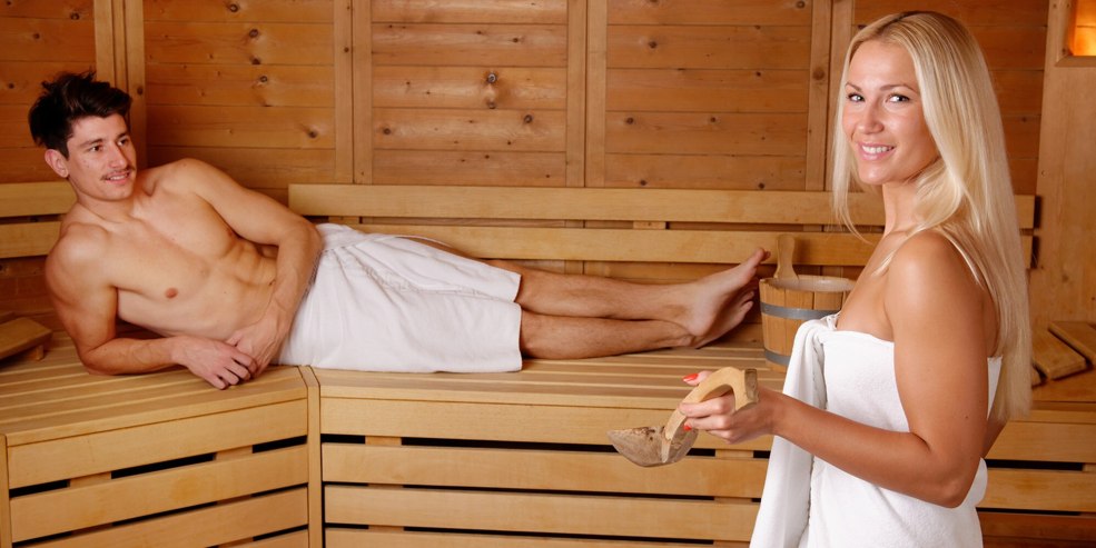 Un couple dans un bain de bain