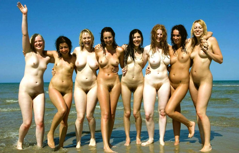 Femmes nues sur la plage de grande