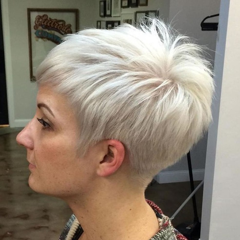 Coupe de cheveux Pixie 2022 avec une courte couronne