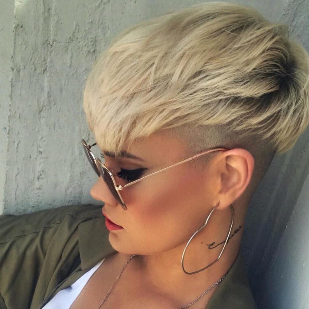 Coupes de cheveux de lutin pour femmes avec des temples rasés