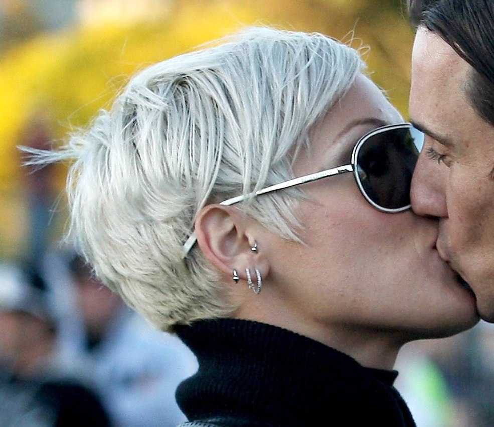Fille avec un baiser de coupe de cheveux courte
