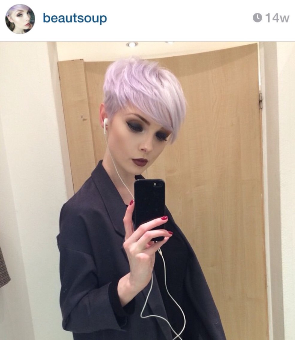 Coupe de cheveux courte pour les cheveux violets