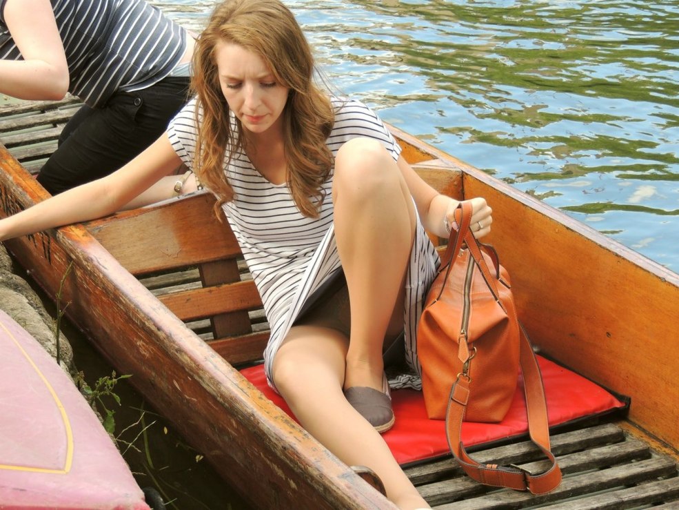 Filles sans culotte sur un bateau