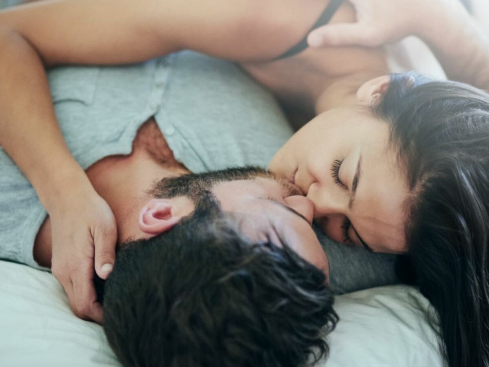 Baiser romantique au lit