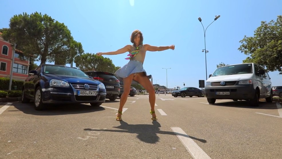 Alina Ostrovskaya aigle et culotte de queue