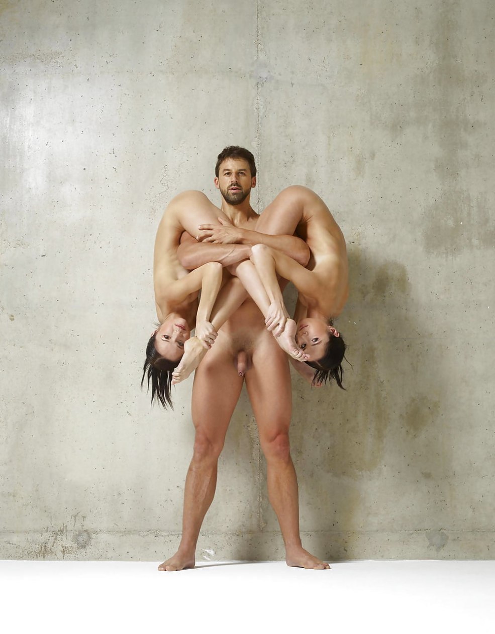 Strip-teaseuse nue sur scène