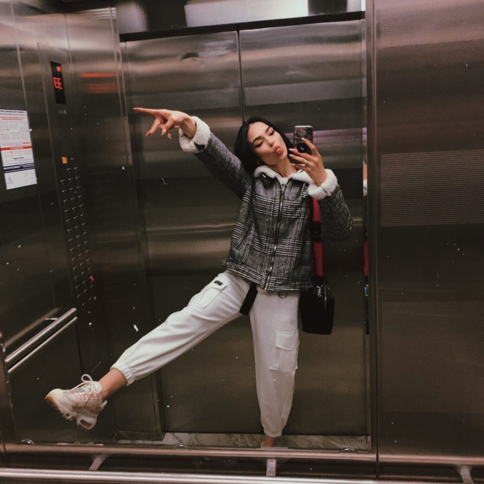 Nastya Ivleeva et un grand verre