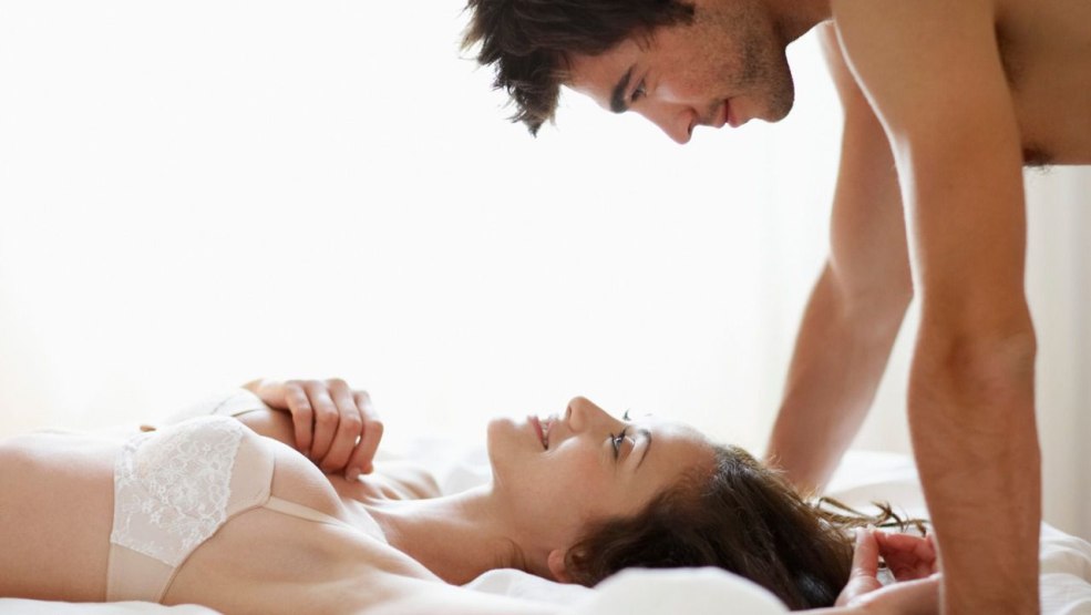 La fille obtient un orgasme