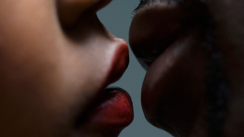 Baiser de noir et blanc