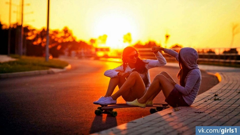 Amis au coucher du soleil dans la ville