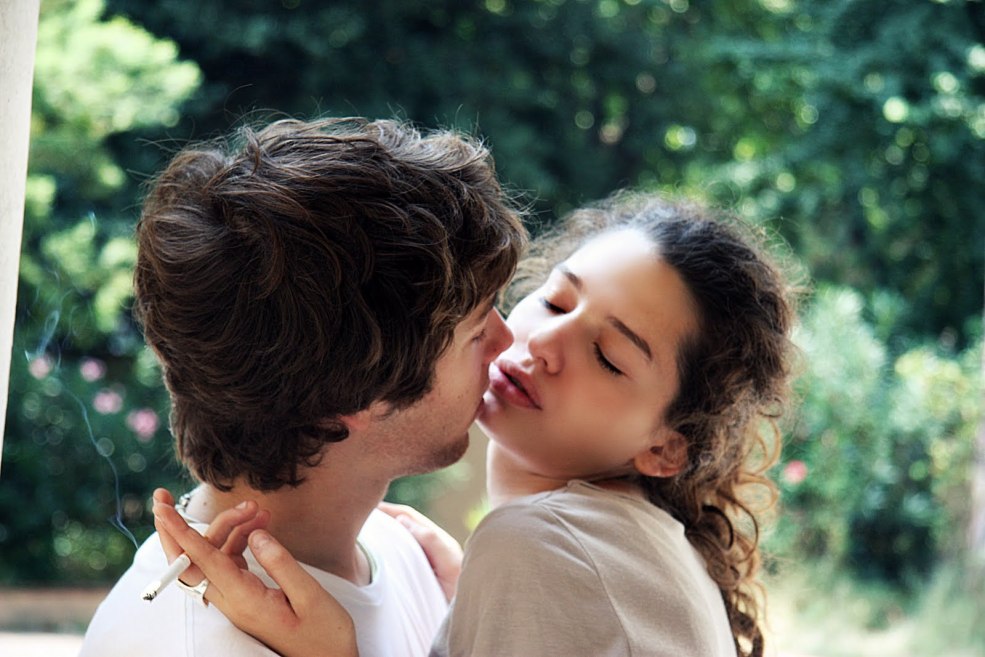 La série où le garçon bouclé s'embrasse