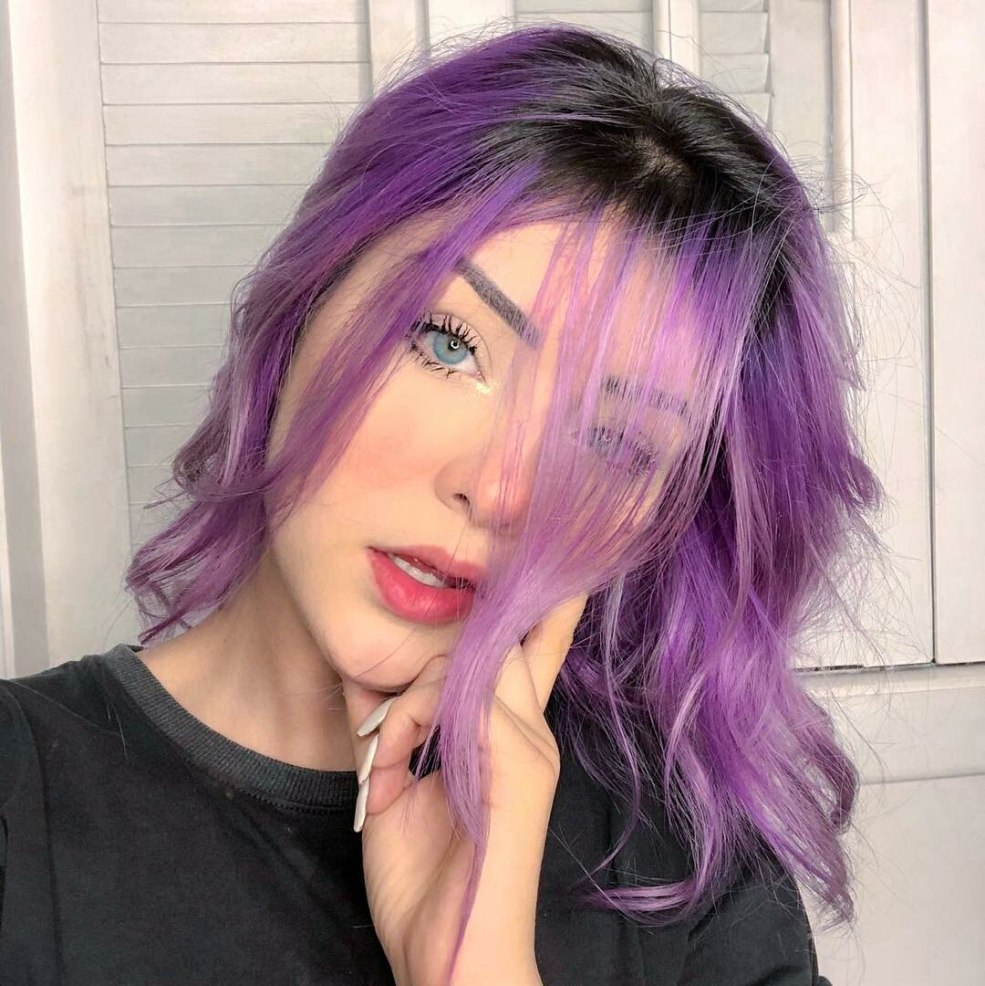 Coloriage des cheveux avec une teinte lilas