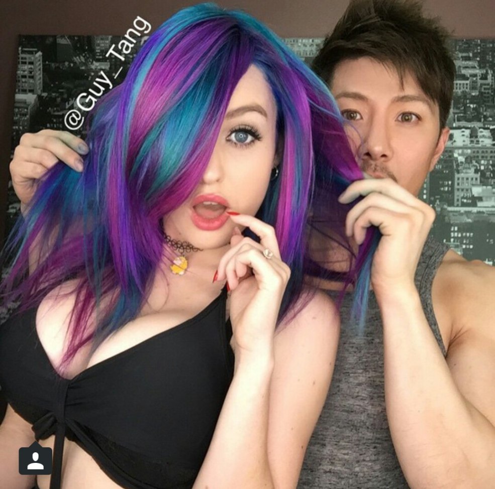 Cheveux noirs avec une teinte violette