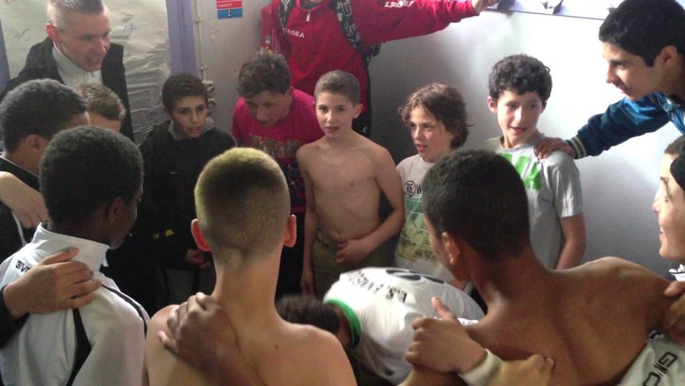 DES GARCONS DOUCHE SCENE FIGHT