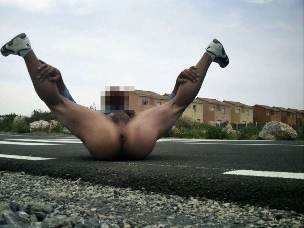 Fille adolescente clignotant la chatte sur le travail public