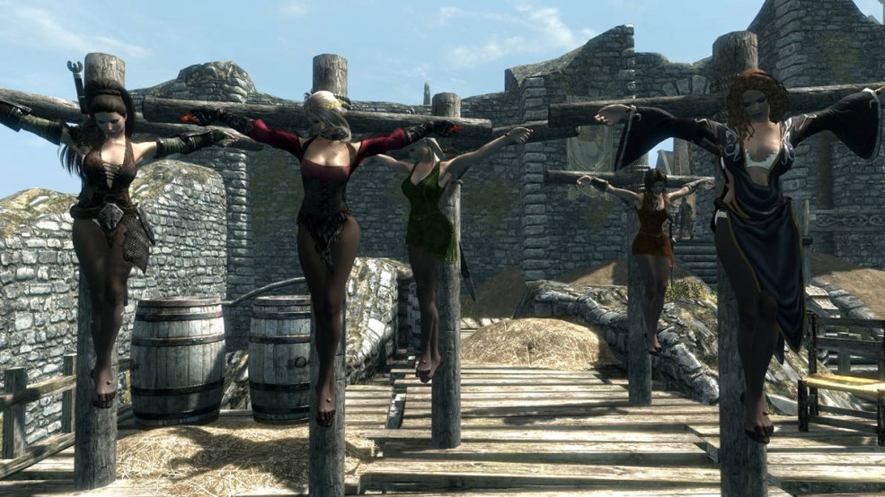 La fille crucifiée est un esclave