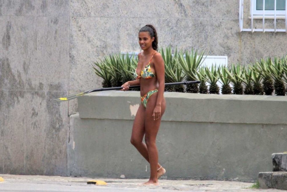 Tina Kunaki dans un maillot de bain 2022