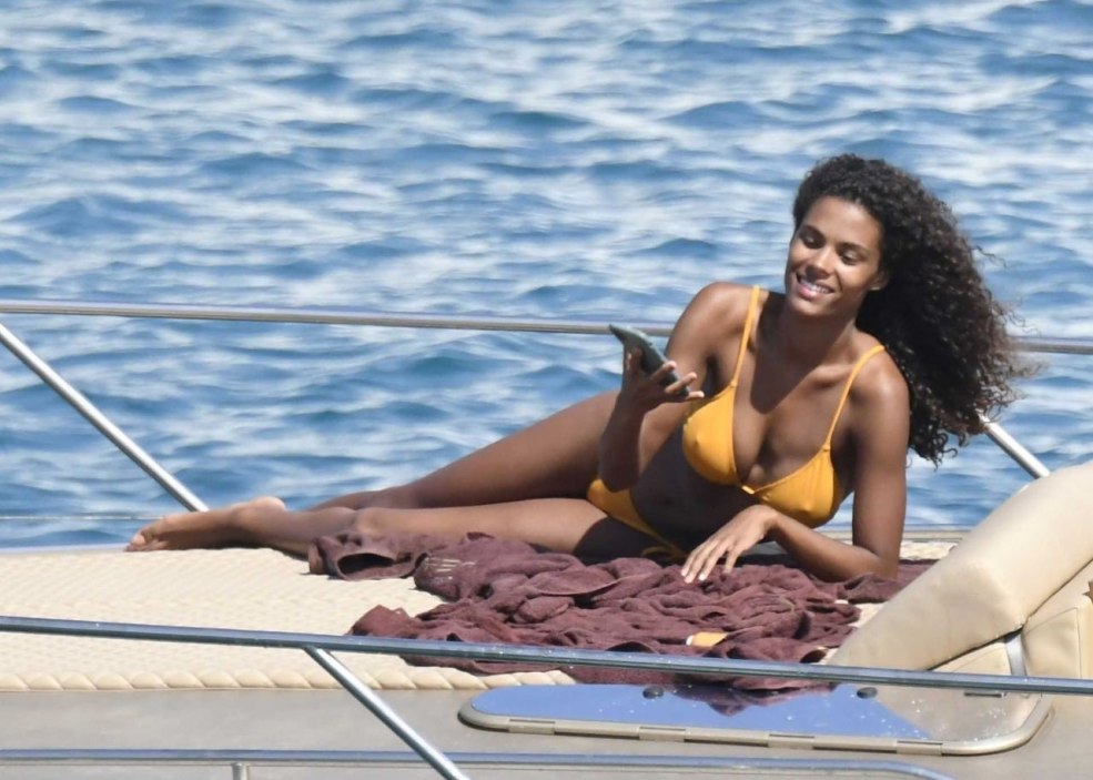 Tina Tarusina en maillot de bain
