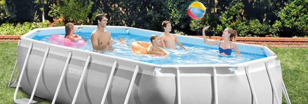 Le couple saute dans la piscine