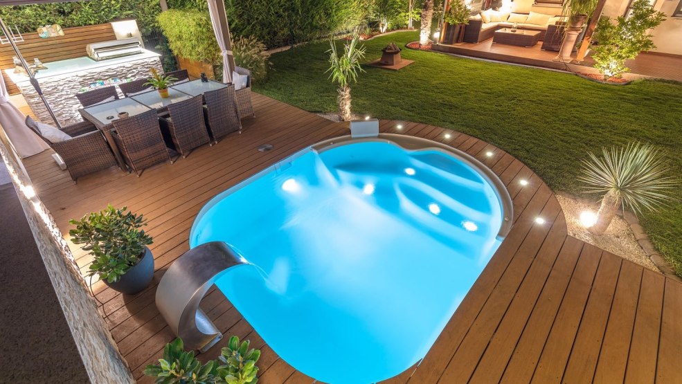 Fille dans la piscine