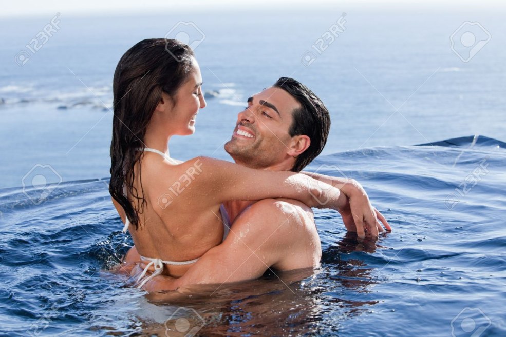 Un couple se baigne dans la mer