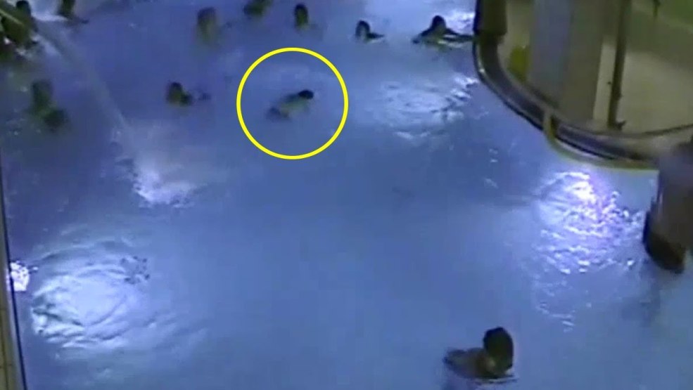 Embrasser dans la piscine de Bali