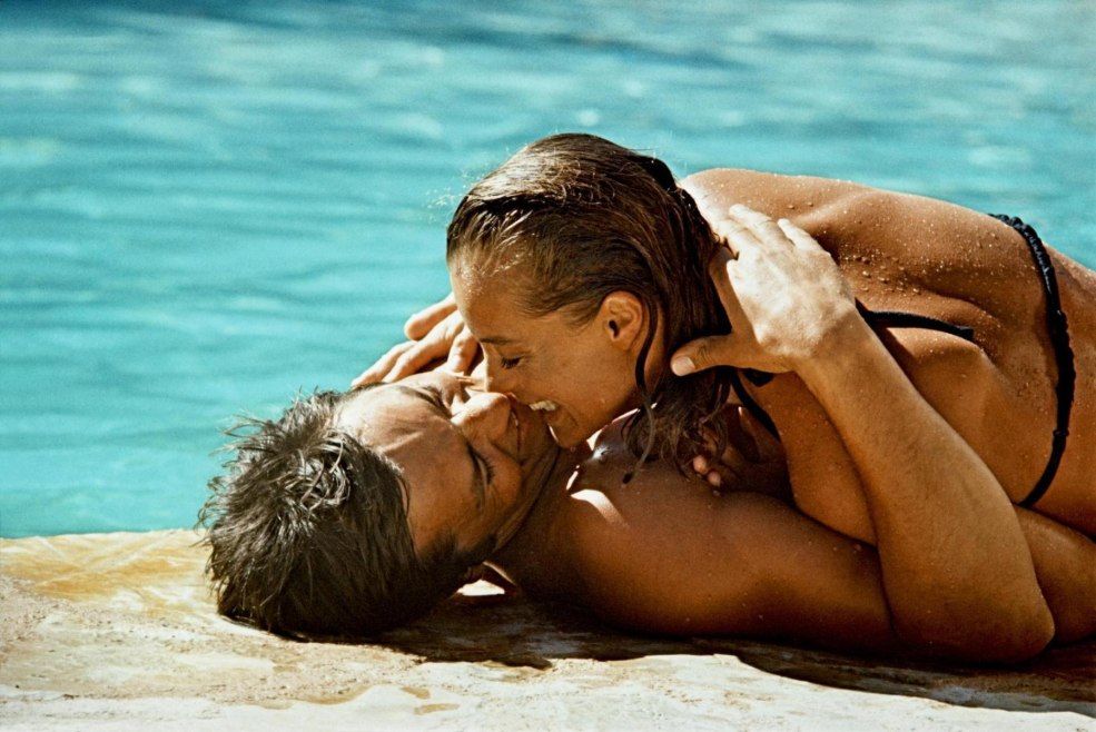 Alene Delon et Romy Schneider dans le bassin cinématographique