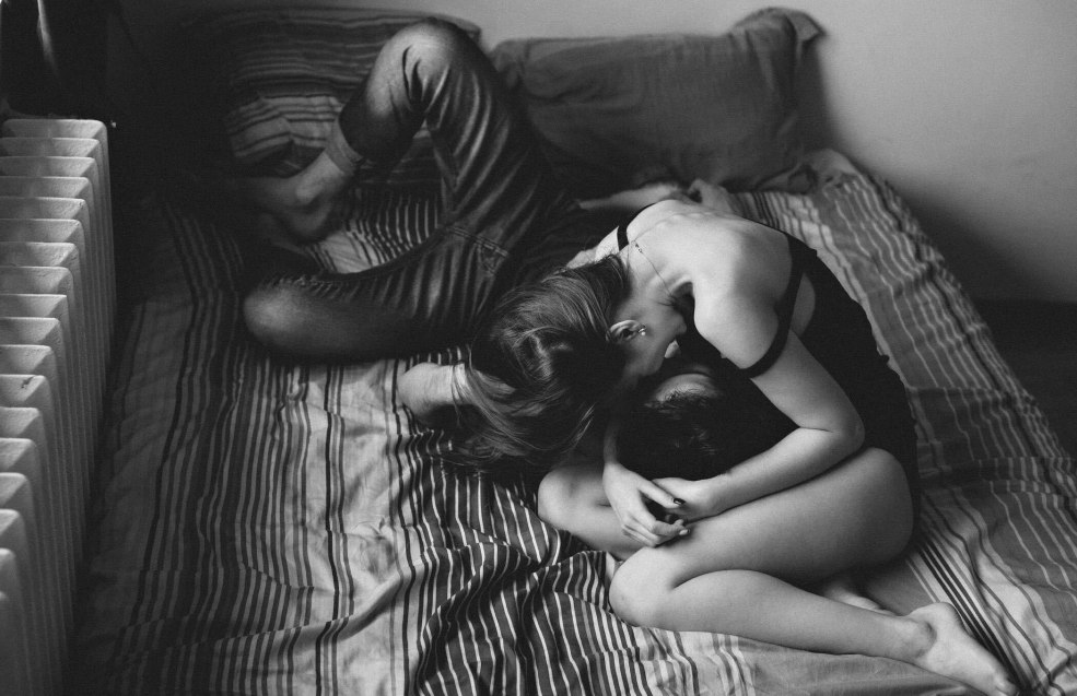 Séance photo à la maison avec un mec