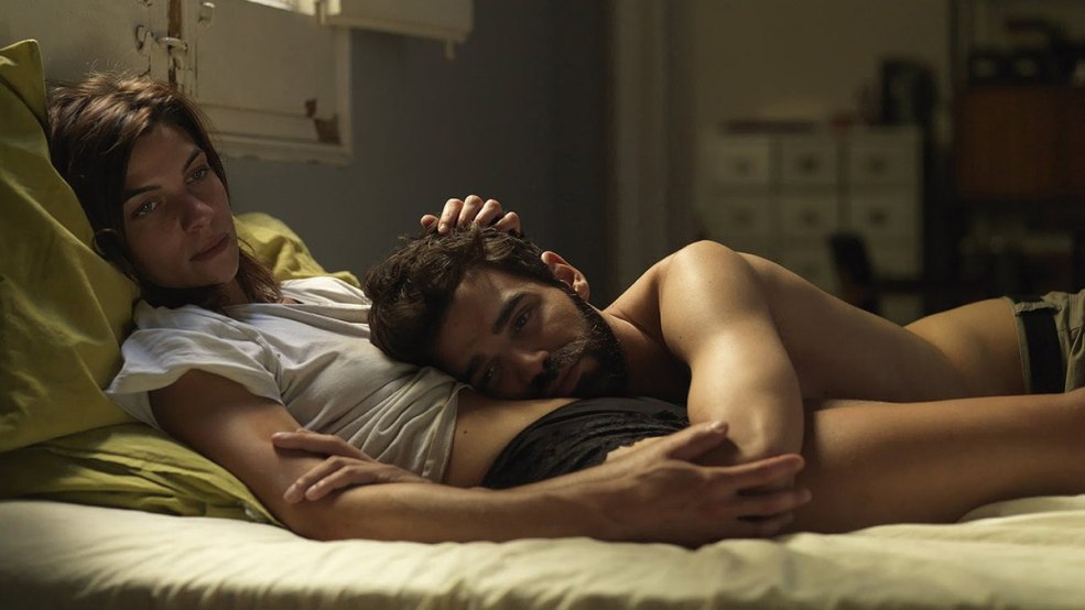 Le gars installe la fille pour dormir