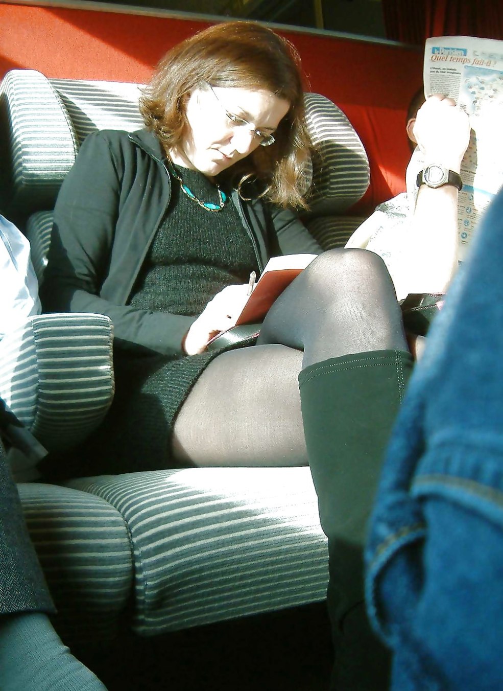 Mesdames en collants sous la jupe