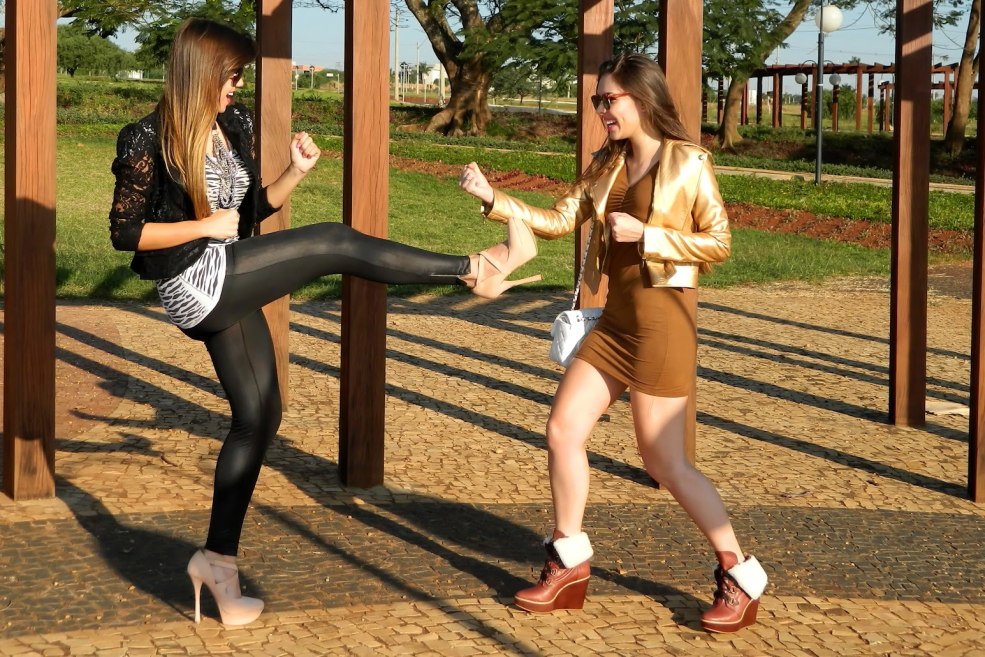 Des filles pas tout à fait habillées